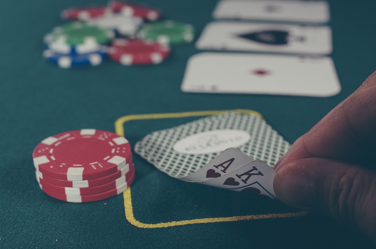 Spill Casino Poker mot dealer